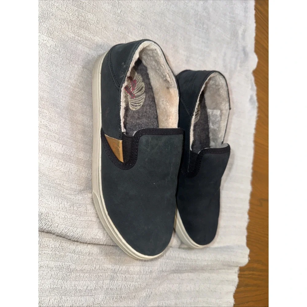 OluKai Women's Pehuea Heu Shearling Slip-On Sneakers Lava Rock Black Size  6 Us